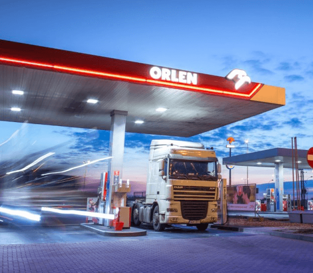 Stacja benzynowa Orlen oraz TIR marki DAF