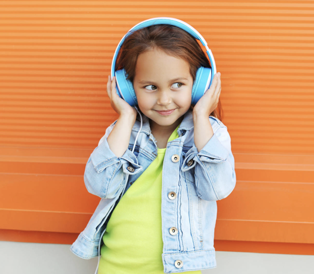 dziecko słuchające bajkę na słuchawkach