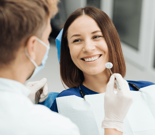 stomatolog leczy zęby młodej kobiety