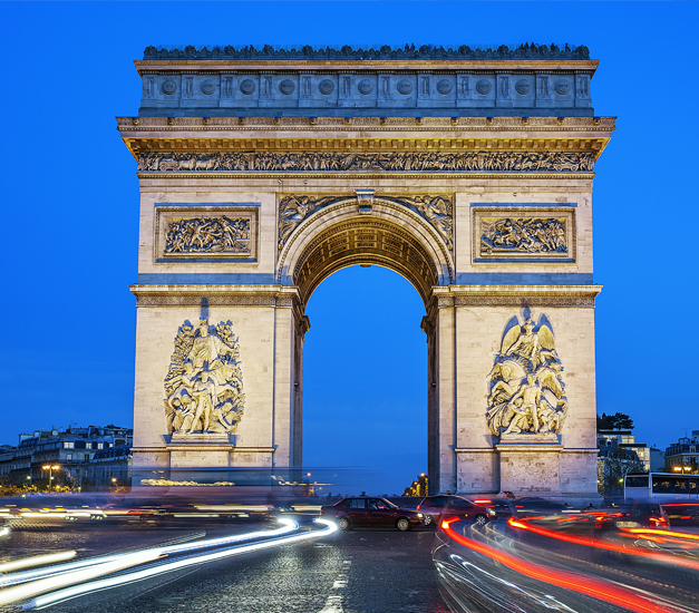 Łuk triumfalny w Paryżu w nocy