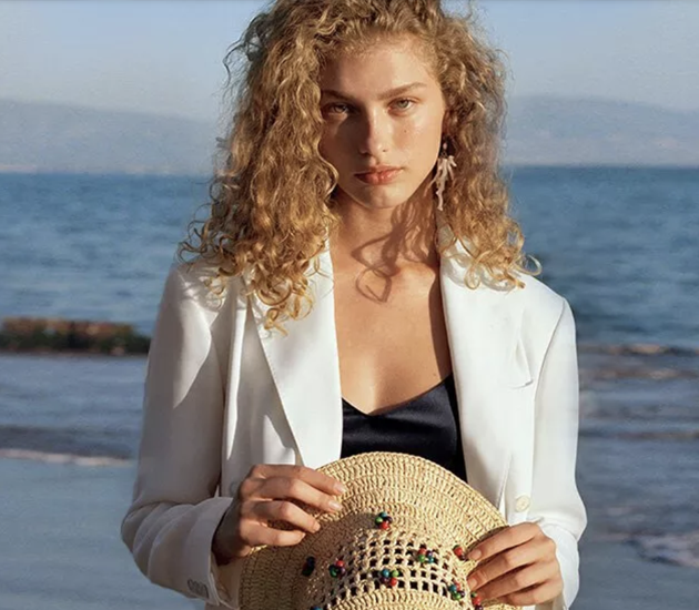 Kobieta na plaży ubrana w nową kolekcję answear