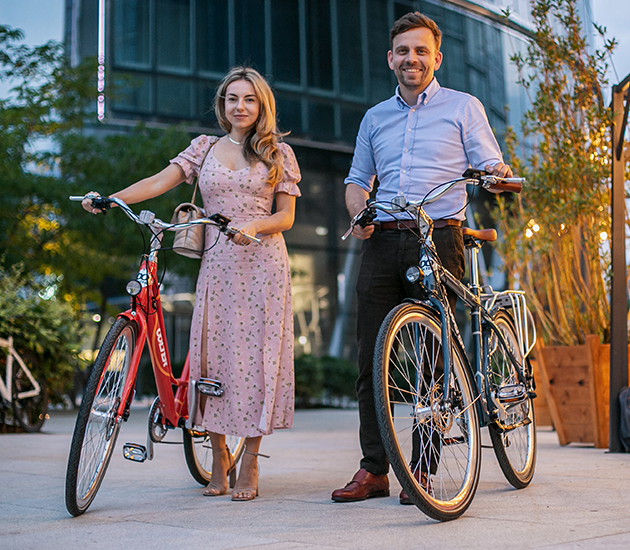 Kobiet i mężczyzna na wynajmowanych rowerach od Motivizer