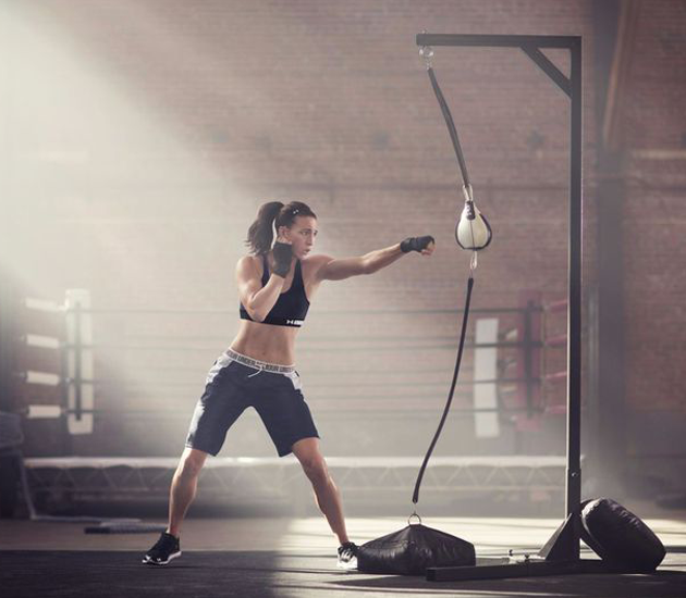 Kobieta ćwicząca lewy prosty na gruszce bokserskiej
