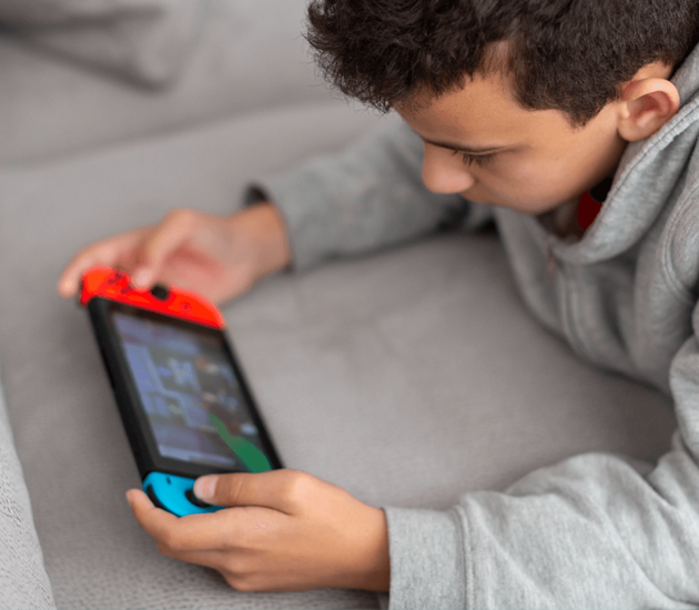 Chłopiec grający na konsoli Nintendo Switch